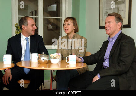 (Da sinistra a destra) Loyd Grossman, Jenny Agutter e Michael Portillo al lancio della Coffeehouse Challenge alla Royal Society for the Inforcement of Arts, Manufactures and Commerce (RSA), a Londra. Foto Stock