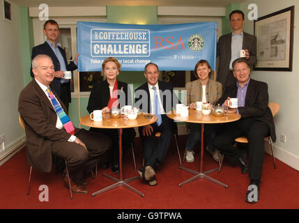 (Riga posteriore da sinistra a destra) Brian Waring, direttore marketing di Starbucks e Matthew Taylor, capo esecutore RSA. (Prima fila da sinistra a destra) Jon Snow con Sian Phillips, Loyd Grossman, Jenny Agutter e Michael Portillo al lancio della Coffeehouse Challenge alla Royal Society for the incoraggia of Arts, Manufactures and Commerce (RSA), a Londra. Foto Stock