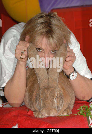 Ingrid Tarrant lancia la Pasqua a Hamleys - Londra Foto Stock