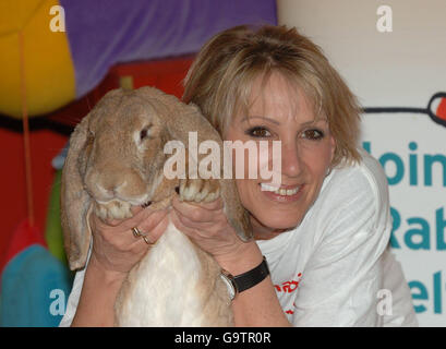 Ingrid Tarrant, ex moglie del presentatore della televisione Chris Tarrant, lancia Pasqua ad Hamleys, con Skippy, un coniglio gigante inglese, presso il negozio di giocattoli del centro di Londra. Foto Stock