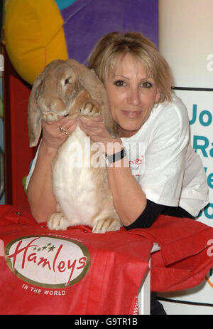 Ingrid Tarrant, ex moglie del presentatore della televisione Chris Tarrant, lancia Pasqua ad Hamleys, con Skippy, un coniglio gigante inglese, presso il negozio di giocattoli del centro di Londra. Foto Stock