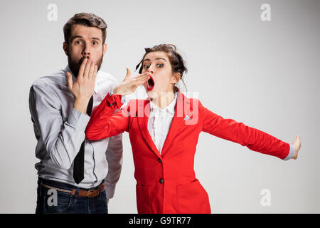 Il sbadigli business uomo e donna Foto Stock