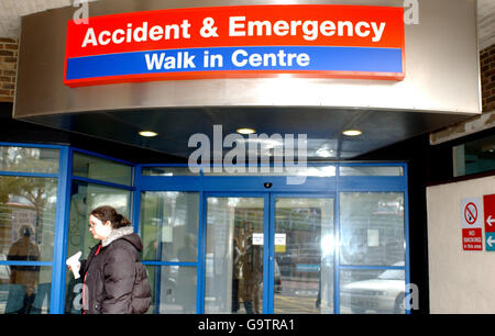 Vista giardino dell'INGRESSO A&e presso il Royal Surrey County Hospital di Guildford, Surrey. Foto Stock