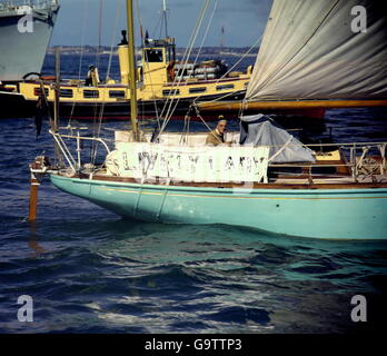 AJAXNETPHOTO. 4 luglio, 1968. SOUTHSEA, Inghilterra. - Vela GROCER restituisce - ALEC è salito al timone della sua 36FT KETCH vivace la signora come ella tornò a Portsmouth ALLA FINE DEL SUO SOLO per il giro del mondo in viaggio. Il fruttivendolo da southsea navigato dalla città il 16 luglio 1967. Il suo era il solo yacht al di sotto di 40FT A hanno navigato attorno al mondo con due fermate o meno ed il secondo yacht di qualsiasi dimensione di avere completato le 28.000 miglia di viaggio. Rosa è stata anche la seconda drogheria nella storia ad essere eletto membro della Royal Yacht Squadron.(primo fu Sir Thomas Lipton). Foto:JONATHAN EASTLAND/AJAX REF:C684 Foto Stock