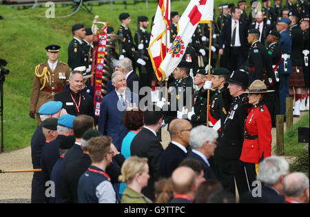 Il Principe di Galles arriva a Beaumont-Hamel, Francia, per una cerimonia di commemorazione, ospitato dal governo del Canada per contrassegnare il centesimo anniversario dell inizio della Battaglia delle Somme. Foto Stock