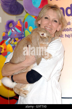 Ingrid Tarrant, ex moglie del presentatore della televisione Chris Tarrant, lancia Pasqua ad Hamleys, con Skippy, un coniglio gigante inglese, presso il negozio di giocattoli del centro di Londra. Foto Stock