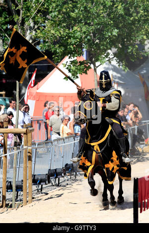 La Caritas di Beziers, spettacolo di cavalleria, torneo. Festa medievale a Beziers, Languedoc-Roussillon, Francia Foto Stock