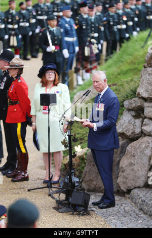 Il Principe di Galles parla durante una cerimonia di commemorazione, ospitato dal governo del Canada a Beaumont-Hamel, in Francia, in occasione del centenario dell'inizio della battaglia della Somme. Foto Stock