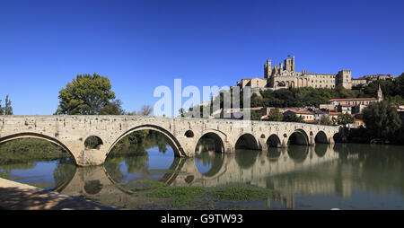 Vista panoramica del vecchio ponte in pietra che attraversa il fiume Orb e St Nazaire nella cattedrale di Beziers, Francia Foto Stock
