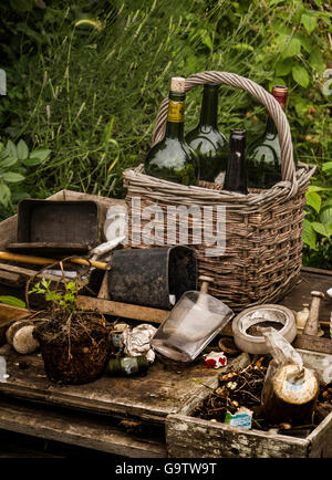 Le bottiglie di vino in un cestello Foto Stock