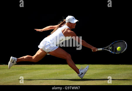 Yulia Putintseva in azione contro Anastasia Pavlyuchenkova il giorno cinque dei campionati di Wimbledon al All England Lawn Tennis e Croquet Club, Wimbledon. Foto Stock