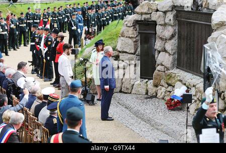 Il Principe di Galles dopo aver deposto una corona durante una cerimonia di commemorazione, ospitato dal governo del Canada a Beaumont-Hamel, in Francia, in occasione del centenario dell'inizio della battaglia della Somme. Foto Stock