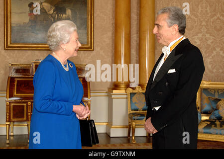 La Regina Elisabetta II riceve l'ambasciatore di Grecia Vassillis-Arcilleas Pipinis, che ha presentato la sua lettera di credito, a Buckingham Palace, nel centro di Londra. Foto Stock