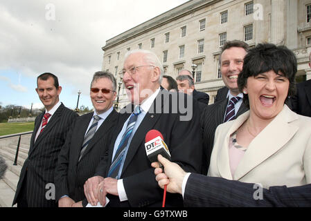 Il leader unionista democratico Rev Ian Paisley, al centro, annuncia oggi il suo team ministeriale a Stormont. Foto Stock