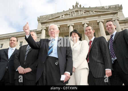 Il leader unionista democratico don Ian Paisley, terzo a sinistra, annuncia oggi il suo gruppo ministeriale a Stormont. Foto Stock