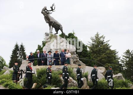 Il Principe di Galles e la duchessa di Cornovaglia sono fornite un tour a Beaumont-Hamel, Francia, dopo una cerimonia di commemorazione, ospitato dal governo del Canada per contrassegnare il centesimo anniversario dell inizio della Battaglia delle Somme. Foto Stock