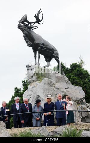 Il Principe di Galles e la duchessa di Cornovaglia sono fornite un tour a Beaumont-Hamel, Francia, dopo una cerimonia di commemorazione, ospitato dal governo del Canada per contrassegnare il centesimo anniversario dell inizio della Battaglia delle Somme. Foto Stock