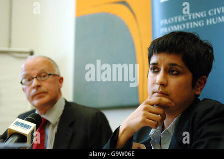 L'avvocato di interesse pubblico Phil Shiner e il direttore della libertà Shami Chakrabarti partecipano a una conferenza stampa di Londra ospitata dal gruppo per i diritti umani Liberty per rivelare nuove foto di abuso e fare un appello dal padre della civile irachena uccisa Baba Mousa. Foto Stock