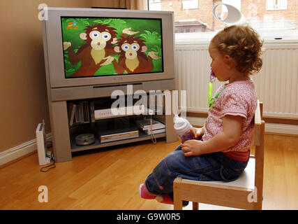 Esperto avverte la TV dei ragazzi il tempo "dovrebbe essere razionata' Foto Stock