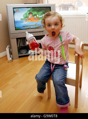 Maisy Byrne, 2 anni, guarda i programmi dei suoi bambini preferiti in televisione a casa sua a Merseyside. Foto Stock