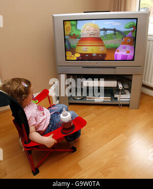 Maisy Byrne, 2 anni, guarda i programmi dei suoi bambini preferiti in televisione a casa sua a Merseyside. Foto Stock