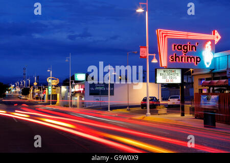 Ragin' gamberetti Ristorante insegna al neon & striature chiare su Central Avenue (ex Route 66), Nob Hill, Albuquerque, Nuovo Messico USA Foto Stock