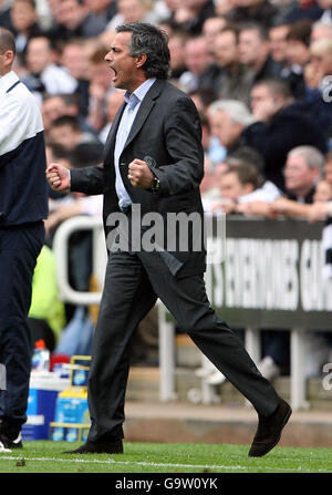 Calcio - fa Barclays Premiership - Newcastle United v Chelsea - St James Park. Il manager del Chelsea Jose Mourinho incoraggia la sua squadra durante la partita fa Barclays Premiership al St James' Park, Newcastle. Foto Stock