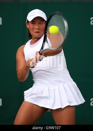 Tara Moore in azione contro Svetlana Kuznetsova il giorno cinque dei campionati di Wimbledon al All England Lawn Tennis e Croquet Club, Wimbledon. Foto Stock