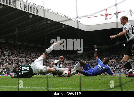 Calcio - fa Barclays Premiership - Newcastle United v Chelsea - St James Park. Salomon Kalou di Chelsea ha un colpo sul traguardo durante la partita fa Barclays Premiership contro Newcastle al St James' Park, Newcastle. Foto Stock