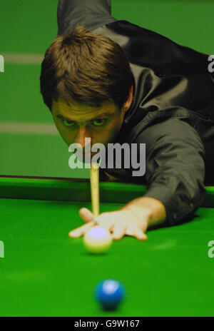 Ronnie o'Sullivan inglese al tavolo durante la sua prima partita dei Campionati Mondiali di Snooker al Crucible Theatre di Sheffield. Foto Stock