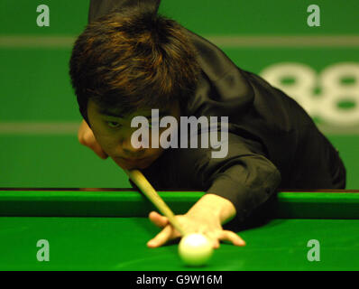 China's Ding Junhui al tavolo durante la sua prima partita dei Campionati Mondiali di Snooker al Crucible Theatre di Sheffield. Foto Stock