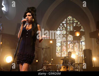 Musica - Amy Winehouse - Vodafone TBA - Bristol. Amy Winehouse si esibisce durante un esclusivo concerto Vodafone TBA presso la Circomedia di Bristol. Foto Stock