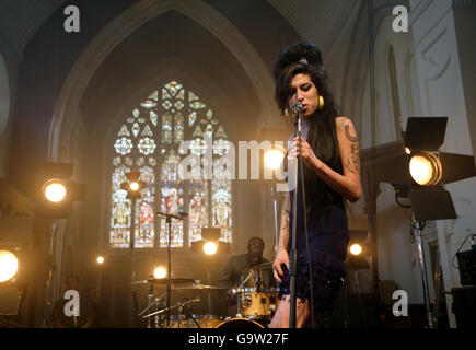 Amy Winehouse si esibisce durante un esclusivo concerto di Vodafone TBA al Circomedia di Bristol. Foto Stock