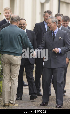 Il principe visite villaggio Poundbury Foto Stock