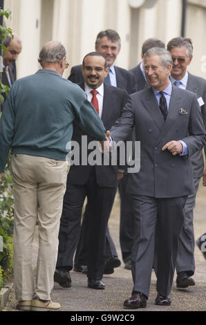 Il principe visite villaggio Poundbury Foto Stock