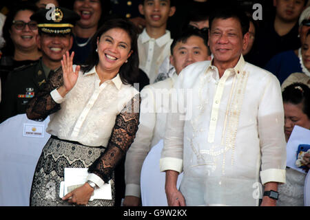 Quezon City, Filippine. 01 Luglio, 2016. Vice Presidente Leni ROBREDO: risultati nei (sinistra) onda per la folla con il Presidente Rodrigo Roa Duterte (destra) dopo la revisione e AFP Modifica del comando presso il Camp Generale Emilio Aguinaldo a Quezon City. Il presidente filippino e Vice Presidente incontrano per la prima volta dopo il periodo della campagna e si era separato inaugurato lo scorso giugno 30, 2016. Credito: Gregorio B. Dantes Jr./Pacific Press/Alamy Live News Foto Stock