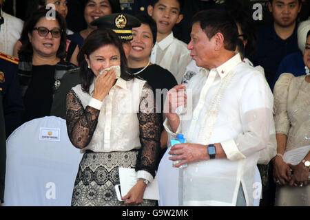 Quezon City, Filippine. 01 Luglio, 2016. Vice Presidente Leni ROBREDO: risultati nei (sinistra) chiacchierando con il Presidente Rodrigo Roa Duterte (destra) dopo la revisione e AFP Modifica del comando presso il Camp Generale Emilio Aguinaldo a Quezon City. Il presidente filippino e Vice Presidente incontrano per la prima volta dopo il periodo della campagna e si era separato inaugurato lo scorso giugno 30, 2016. Credito: Gregorio B. Dantes Jr./Pacific Press/Alamy Live News Foto Stock