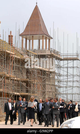 Il principe visite villaggio Poundbury Foto Stock