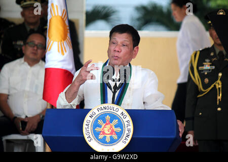 Quezon City, Filippine. 01 Luglio, 2016. Presidente Rodrigo Roa Duterte consegnato il suo commento ed enfasi la sua campagna per anti-droga illegale durante l'arrivo onore per la parata e rivedere e AFP Modifica del comando presso il Camp Generale Emilio Aguinaldo a Quezon City. Credito: Gregorio B. Dantes Jr./Pacific Press/Alamy Live News Foto Stock