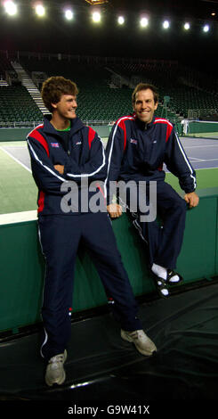 Jamie Murray (a sinistra) e Greg Rusedski durante una fotocellula al NEC di Birmingham. Foto Stock