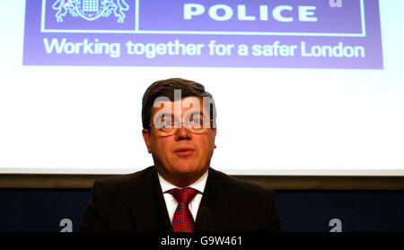 Il vice commissario Peter Clarke, assistente aggiunto, fa una dichiarazione presso la sede della polizia metropolitana in merito alla continua indagine sugli attentati terroristici di Londra il 7 luglio 2005. Foto Stock