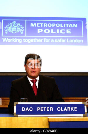 Il vice commissario Peter Clarke, assistente aggiunto, fa una dichiarazione presso la sede della polizia metropolitana in merito alla continua indagine sugli attentati terroristici di Londra il 7 luglio 2005. Foto Stock