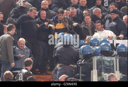 La polizia italiana si scontra con i tifosi del Manchester United durante la prima tappa finale del quarto della UEFA Champions League allo Stadio Olimpico di Roma. Foto Stock