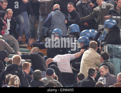 La polizia italiana si scontra con i tifosi del Manchester United durante la prima tappa finale del quarto della UEFA Champions League allo Stadio Olimpico di Roma. Foto Stock