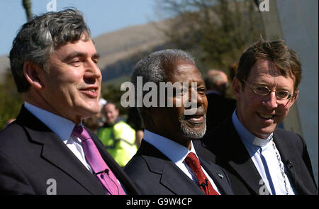 (Da sinistra a destra) il Cancelliere Gordon Brown, ex Segretario Generale delle Nazioni Unite Kofi Annan e Rt Rev Alan MacDonald durante una visita nei terreni del Gleneagles Hotel in Perthshire. Foto Stock