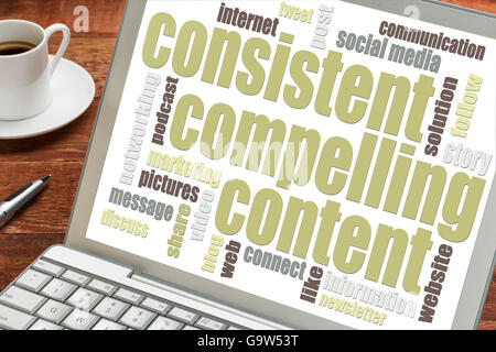Coerente e contenuti convincenti - raccomandazione per bloging e social media marketing - una parola cloud su un computer portatile con una tazza di Foto Stock