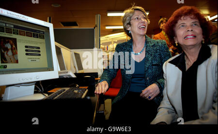 La segretaria di salute Patricia Hewitt con il paziente locale Freda Buike (destra) usando il Web site di scelta, alla biblioteca centrale verde di legno, Londra, dove ha lanciato il progetto pilota di scelta del paziente. Foto Stock