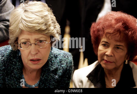 La segretaria di salute Patricia Hewitt con il paziente locale Freda Buike (destra) usando il Web site di scelta, alla biblioteca centrale verde di legno, Londra, dove ha lanciato il progetto pilota di scelta del paziente. Foto Stock