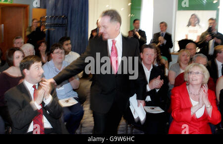 Il Labor's Jack McConnell lancia il manifesto del suo partito alla Royal Concert Hall di Glasgow per le elezioni del Paliamento Scozzese. Foto Stock