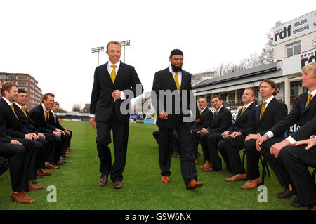 Chris Adams di Sussex (a sinistra) e Saqlain Mushtaq mostrano le loro nuove tute, dal designer locale Gresham Blake, durante una fotocellula pre-stagione al County Ground, Hove. Foto Stock